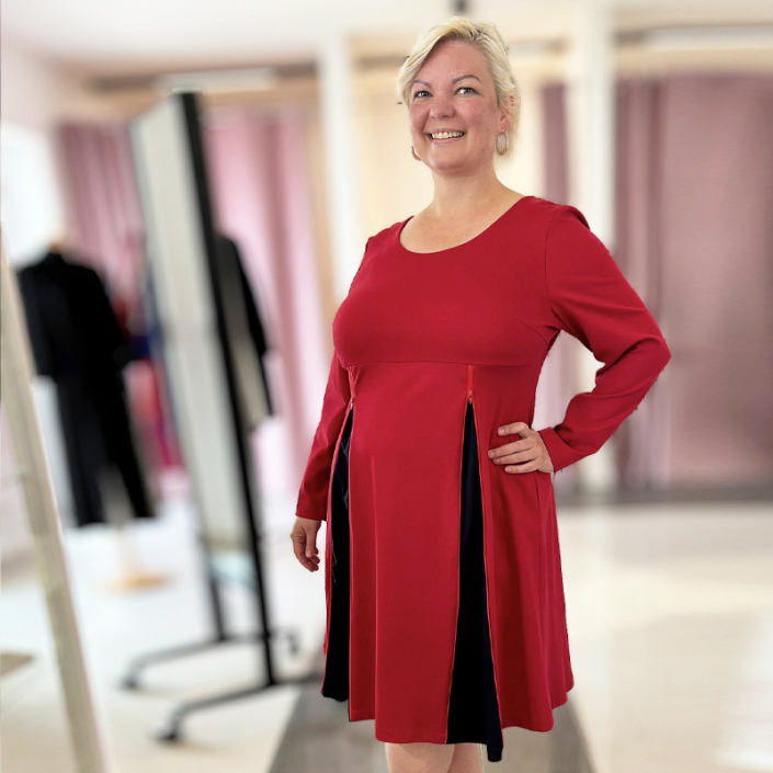 Madame-Zip-St-Tropez_Beitragsbild-IMG_3007 MADAME ZIP, rotes Kleid, blaues Kleid, dunkelblaues Kleid, A-Linienkleid, Kleid mit Taschen, Kleid für große Größen