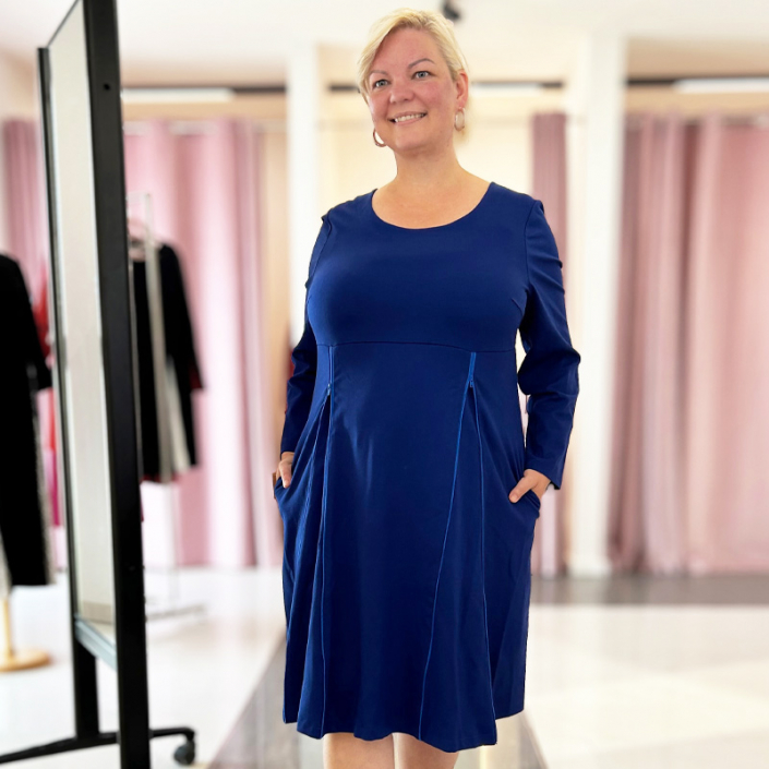 Madame-Zip-St-Tropez_Beitragsbild-IMG_3013 MADAME ZIP, rotes Kleid, blaues Kleid, dunkelblaues Kleid, A-Linienkleid, Kleid mit Taschen, Kleid für große Größen