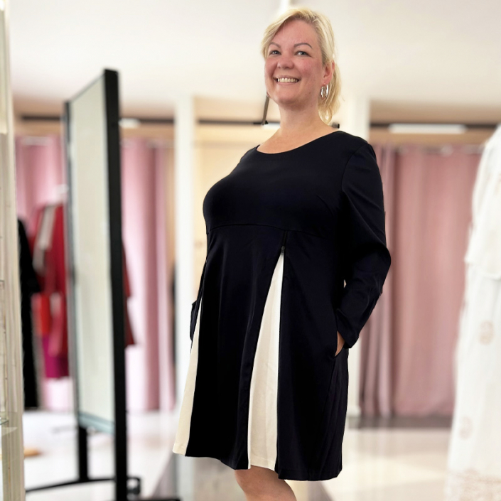 Madame-Zip-St-Tropez_Beitragsbild-IMG_3021 MADAME ZIP, rotes Kleid, blaues Kleid, dunkelblaues Kleid, A-Linienkleid, Kleid mit Taschen, Kleid für große Größen